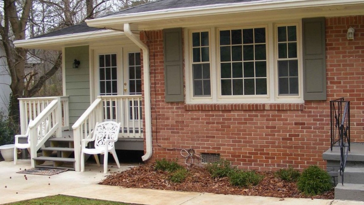 Exterior paint color ideas with red brick 27