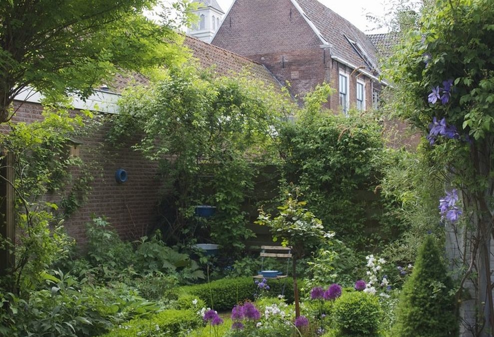 Beautiful french cottage garden design ideas 37