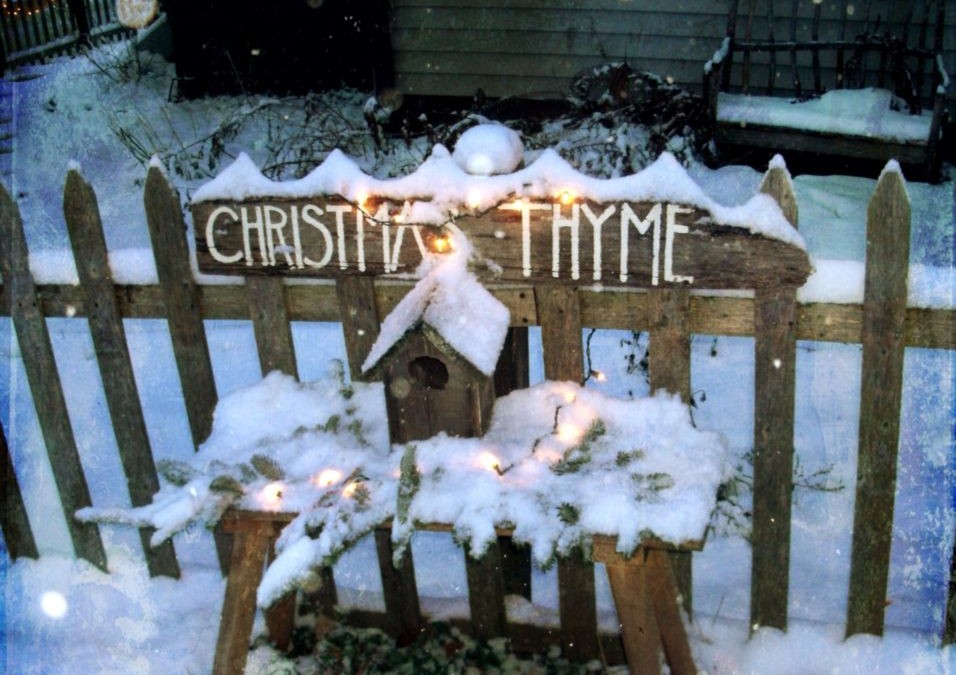 Ideas how to make comfortable rustic outdoor christmas décoration 30