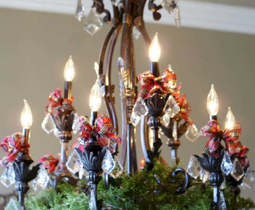 Adorable christmas chandelier decoration ideas 22