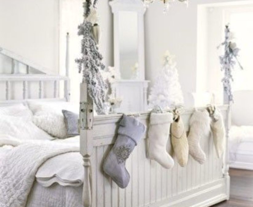 Lovely white bedroom decorating ideas for winter 24