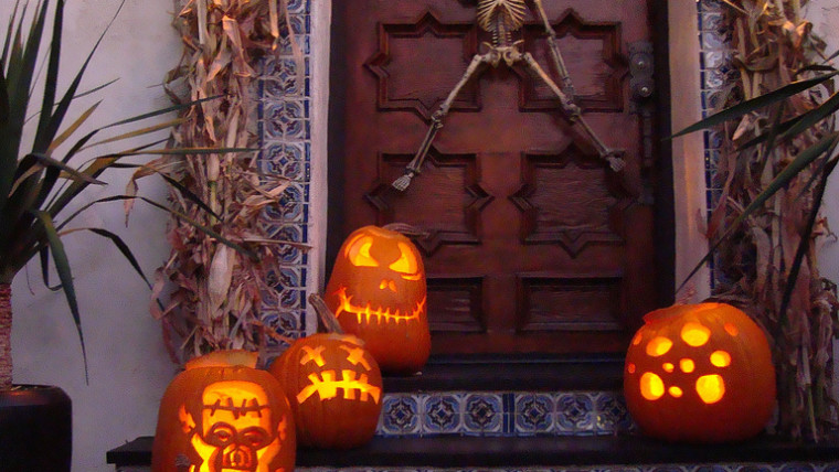 29-halloween-skeleton-pumpkin-door-decoration-homebnc