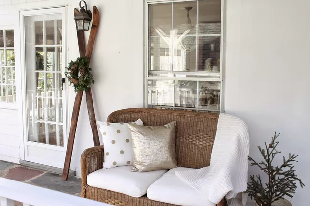 Winter-porch-decor-white-vintage-skis-59b83cc49abed50011caf185