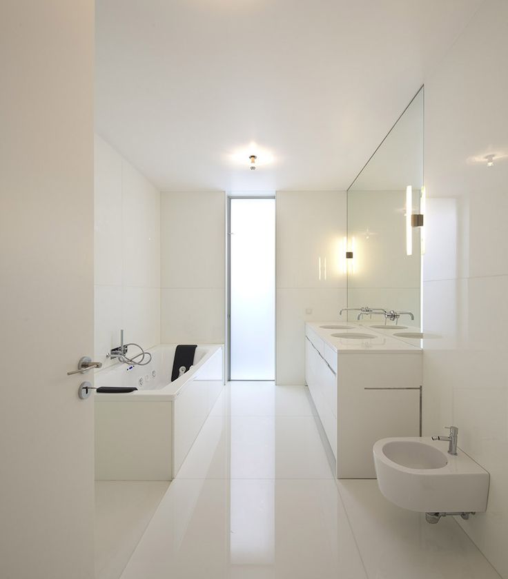 Clean-minimalist-loog-white-bathroom