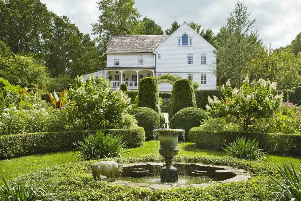 Connecticut-garden-house-exterior-privet-hedge-1592410889