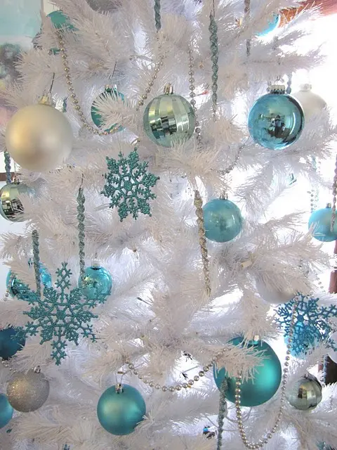 How-to-use-snowflakes-in-winter-decor-ideas-18