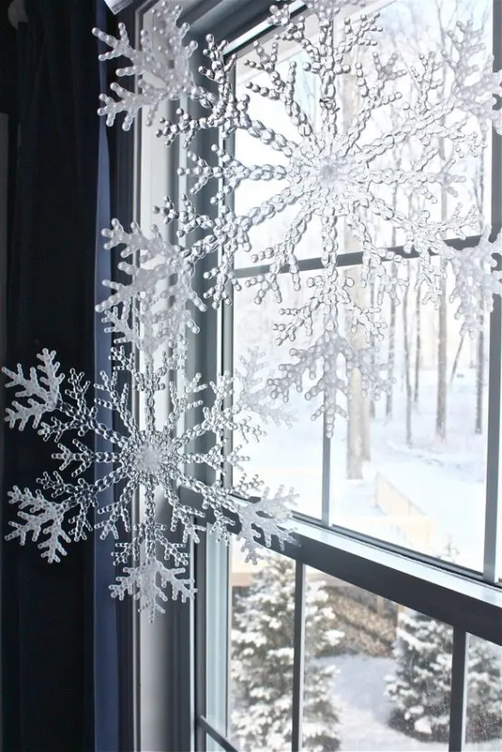 How-to-use-snowflakes-in-winter-decor-ideas-28-554x830