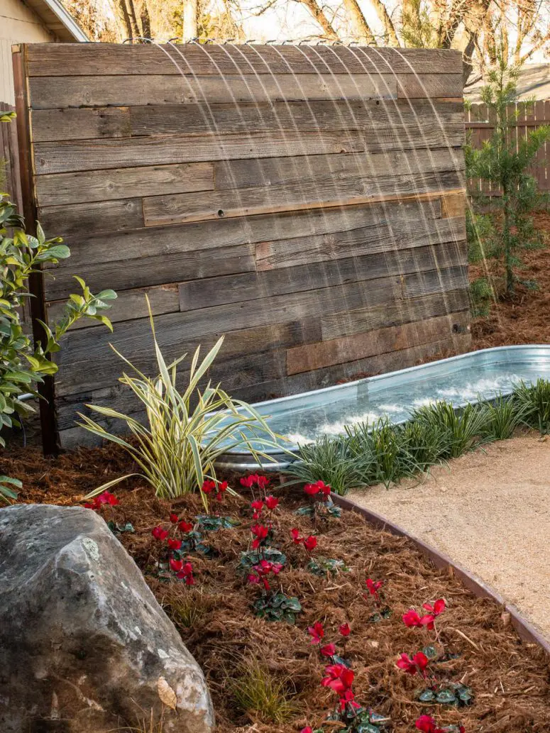 Pallets-could-also-be-used-to-build-a-beatuiful-water-feature-775x1033