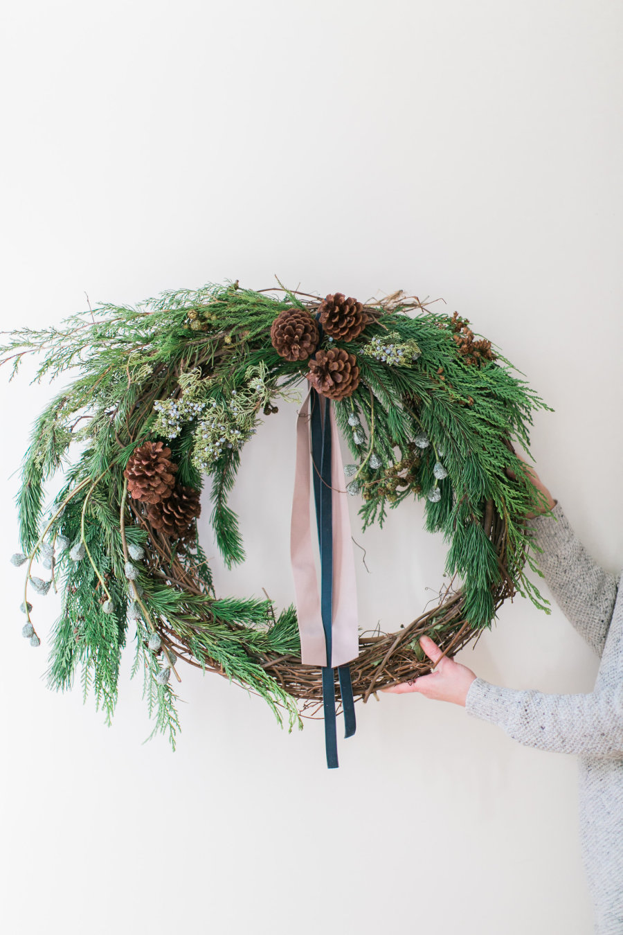 Winter-wreath-diy-with-natural-branches